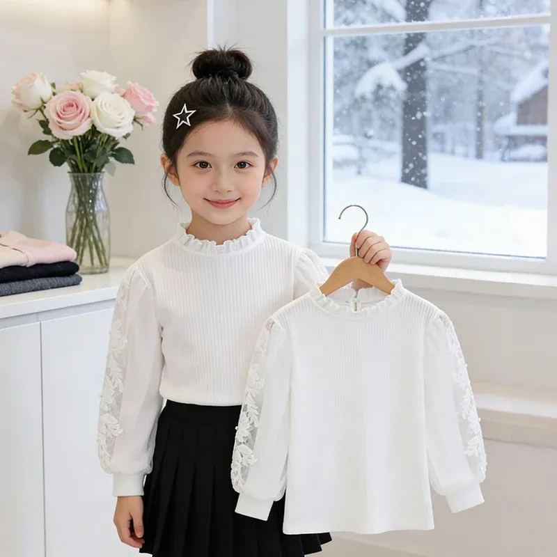 Mädchen elegante Bluse mit Rüschen und bestickten Ärmeln