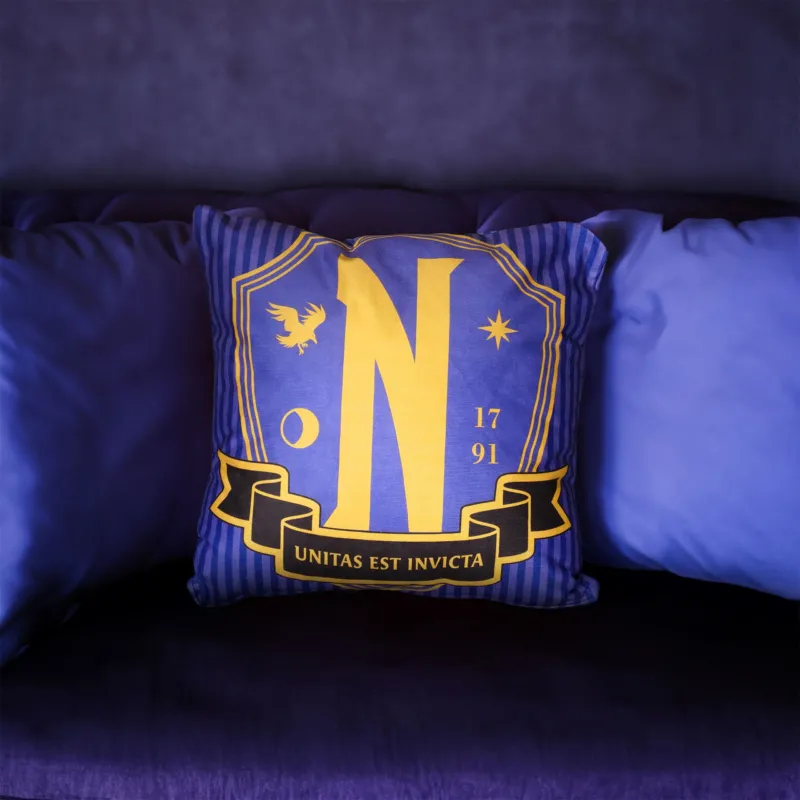 Produktbild Wednesday - Nevermore Academy Logo Kissen